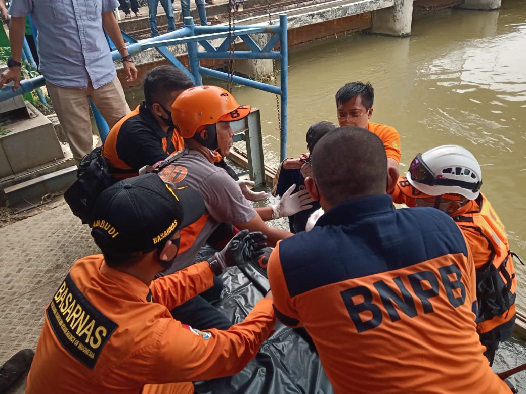 Tim Sar Gabungan Temukan  Balita Korban Terahir Kecelakaan Tunggal Di Kalimalang Dalam Keadaan  Meninggal Dunia